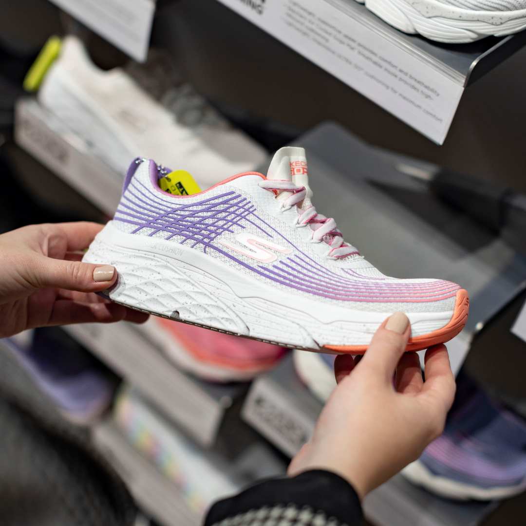 Fine sko i grå og lilla fra Skechers i Amager Centret. 